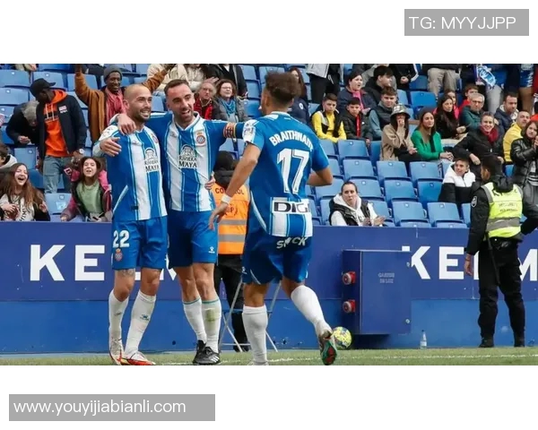 塞维利亚宣布签下西班牙国家队后卫，强化阵容实力